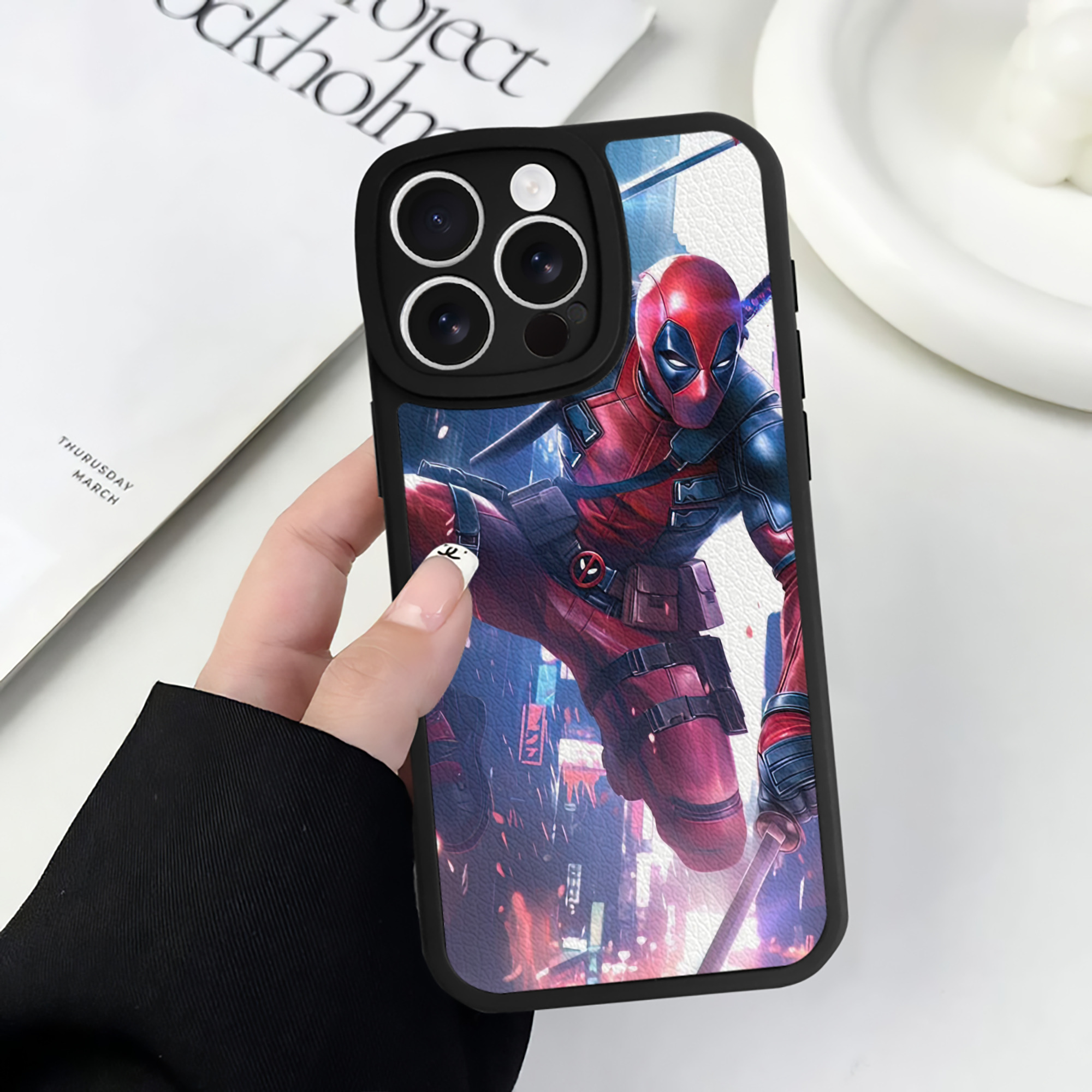 （画像用） Deadpool デッドプール 【iPhone 16シリーズ対応】シリコンスマホケース（レザー調） 材質：シリコン